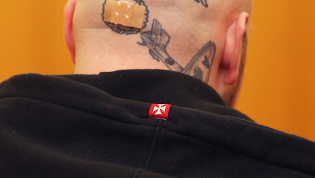 Sein „Kopfschmuck“ bringt Jürgen W. neuerlich vor Gericht: Beim Prozess 2013 in Wels hatte der Angeklagte das Hakenkreuz in seinem Tattoo mit Pflaster überklebt. (Bild: APA/rubra)