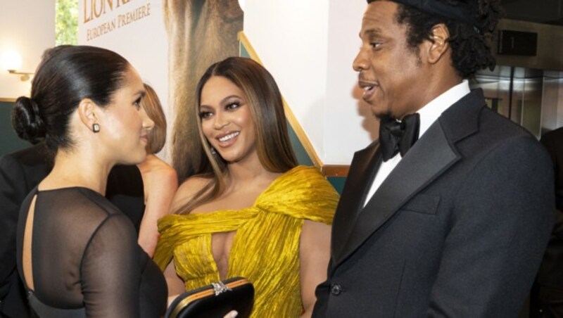 Herzogin Meghan im Gespräch mit Beyonce und Jay-Z bei der Premiere von „König der Löwen“ in London (Bild: AFP)