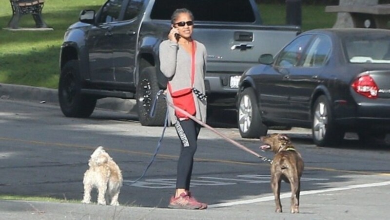 Doria Ragland im Jänner 2020 mit ihren Hunden in Los Angeles (Bild: www.PPS.at)