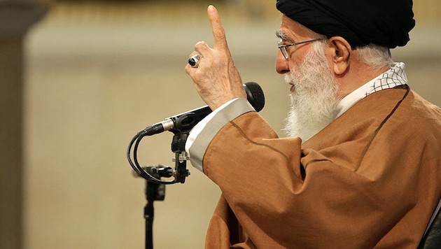 So schwer unter Druck wie noch nie in seiner seit bald 30-jährigen Amtszeit: Ayatollah Khamenei (Bild: APA/AFP/KHAMENEI.IR/HO)