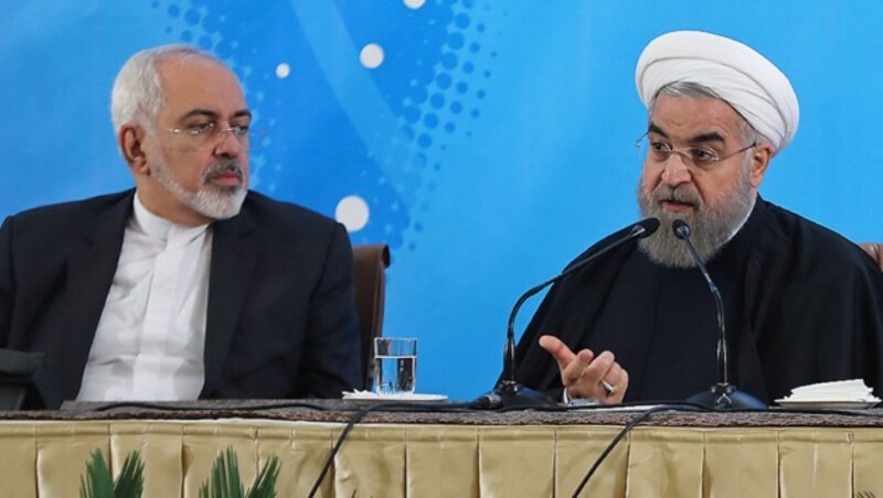 Spätes Schuldeingeständnis: Präsident Rouhani (re.), Außenminister Zarif (Bild: AFP PHOTO/HO/IRANIAN PRESIDENCY)