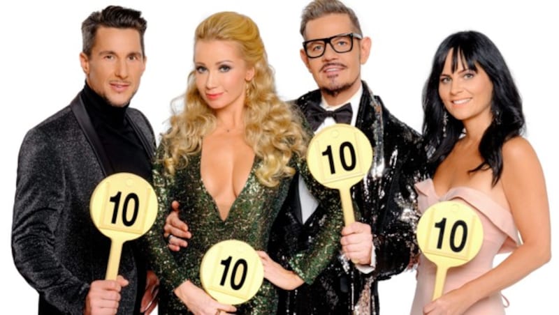 Die „Dancing Stars“-Jury: Balázs Ekker, Karina Sarkissova, Dirk Heidemann und Nicole Hansen (Bild: ORF)