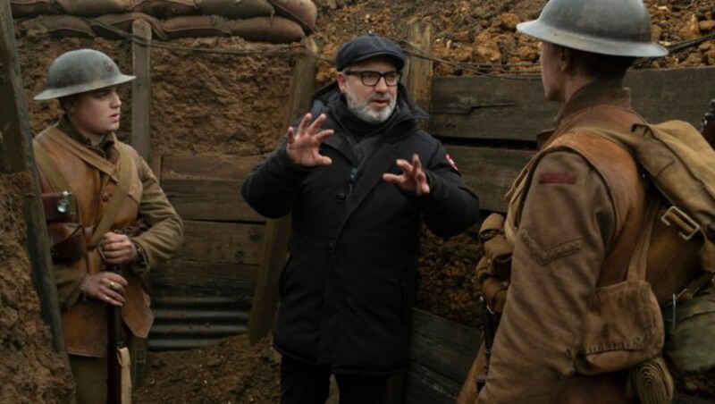 Sam Mendes am Set von „1917“ (Bild: © 2019 Universal Pictures and Storyteller Distribution Co., LLC. All Rights Reserved.)