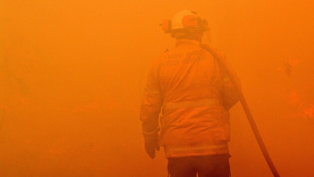 Ein Feuerwehrmann im Einsatz gegen die Buschfeuer, etwa 100 Kilometer nördlich der australischen Millionenmetropole Sydney (Bild: AFP)