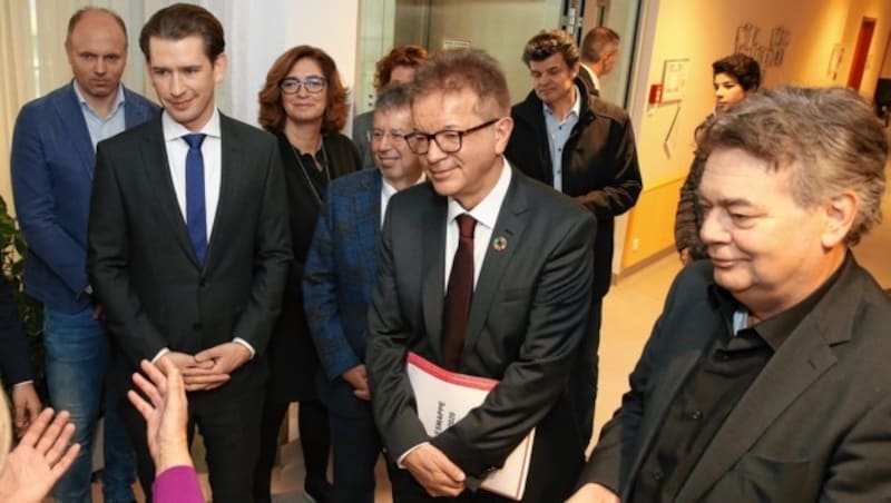 Bundeskanzler Sebastian Kurz (ÖVP), Sozialminister Rudolf Anschober (Grüne) und Vizekanzler Werner Kogler (Grüne) im Haus der Barmherzigkeit (Bild: Klemens Groh)