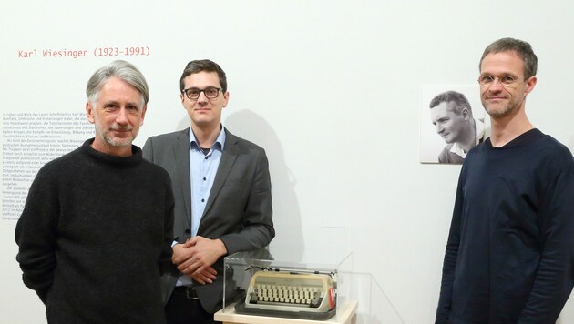 Die Ausstellung über Karl Wiesinger hat gleich drei Kuratoren: Thomas Pauli, Georg Hofer und Helmut Neundlinger (v. li.). (Bild: Kraml, Land OÖ)