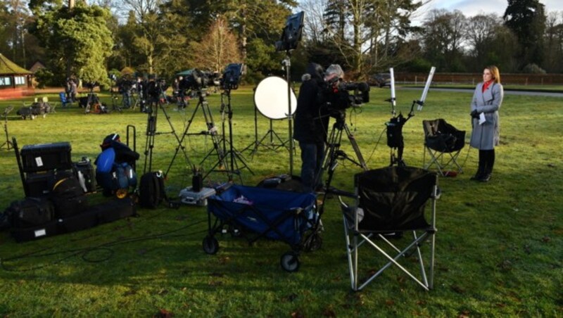 Fernsehteams und Journalisten haben vor Sandringham House Position bezogen. (Bild: AFP)