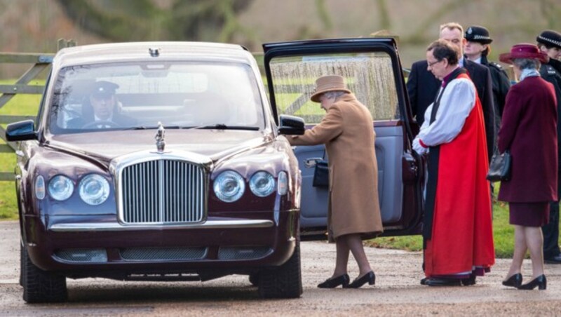 Queen Elizabeth hatte am Sonntag vor dem Krisentreffen noch den Gottesdienst besucht. (Bild: AP)