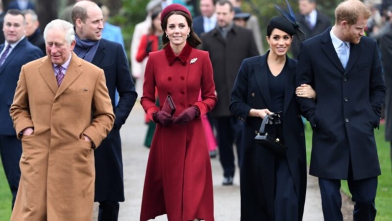 Prinz Charles, Prinz William, Herzogin Kate, Meghan und Prinz Harry (v.l.n.r.) (Bild: APA/AFP)