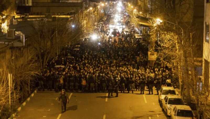 Am Wochenende demonstrierten Hunderte Menschen vor der Amir-Kabir-Universität in Teheran. (Bild: AFP)