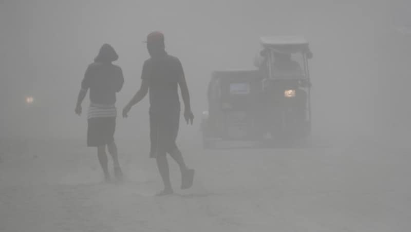 Die Straßen sind verhüllt von Asche und Staub. (Bild: AP)