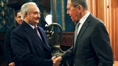 Der abtrünnige libysche General Khalifa Haftar mit Russlands Außenminister Sergej Lawrow in Moskau (Bild: AP)