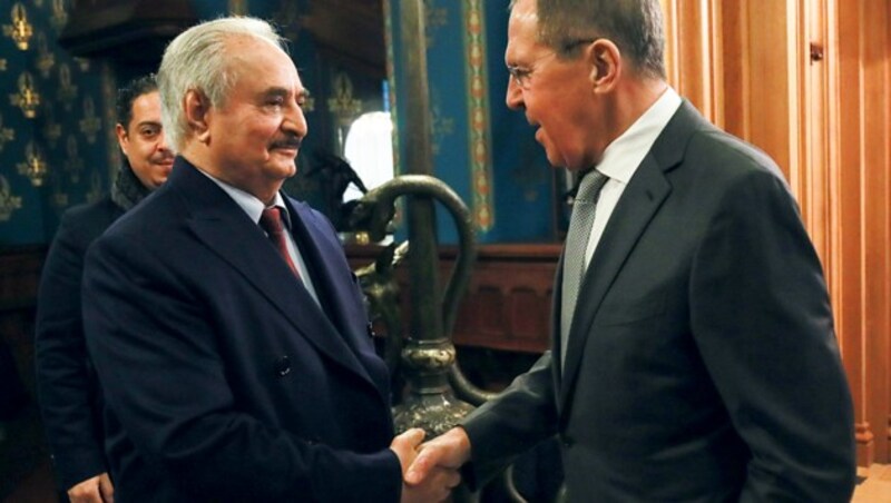 Der abtrünnige libysche General Khalifa Haftar mit Russlands Außenminister Sergej Lawrow in Moskau (Bild: AP)