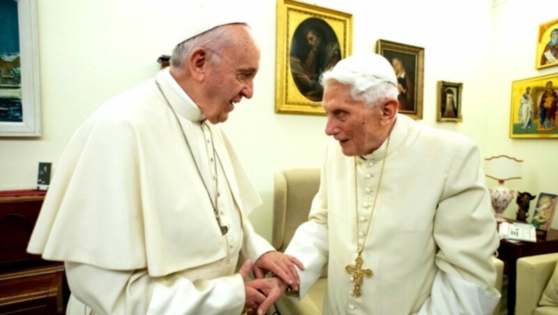 Papst Franziskus mit dem emeritierten Papst Benedikt XVI. (Bild: AFP)