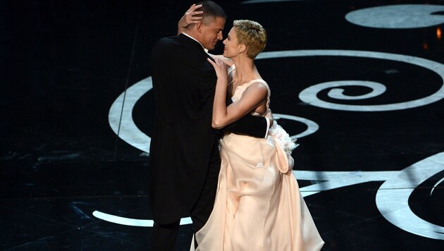 Charlize Theron und Channing Tatum kamen sich bei einem Tänzchen auf der Oscar-Bühne bereits 2013 sehr nahe. (Bild: 2013 Getty Images)