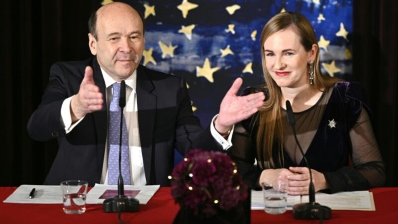 Staatsoperndirektor Dominique Meyer und Opernball-Organisatorin Maria Großbauer bei der Pressekonferenz um 2020 (Bild: APA/HERBERT NEUBAUER)