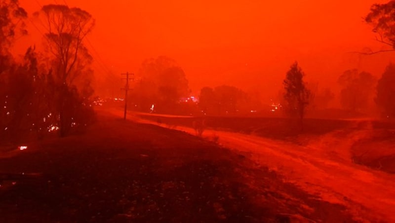 In Australien lodern Dutzende Feuer. (Bild: AP)