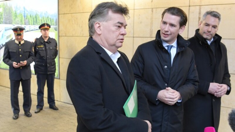 Vizekanzler Werner Kogler mit Bundeskanzler Sebastian Kurz und Innenminister Karl Nehammer (ÖVP) beim Besuch der Polizeiinspektion Westbahnhof in Wien (Bild: APA/ROLAND SCHLAGER)