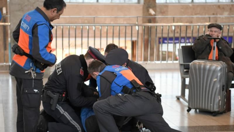 Eine Festnahme am Rande eines Besuches von Regierungsmitgliedern der Polizeiinspektion Westbahnhof in Wien. (Bild: APA/ROLAND SCHLAGER)