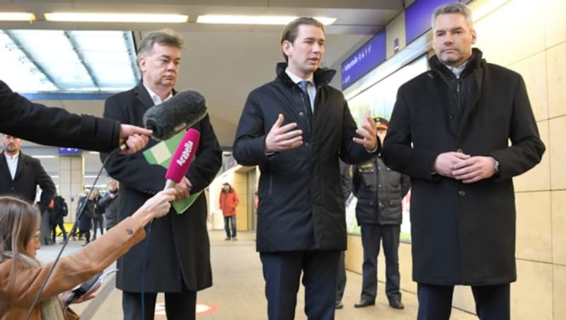 Vizekanzler Kogler, Kanzler Kurz und Innenminister Nehammer besuchten den Westbahnhof. (Bild: APA/ROLAND SCHLAGER)