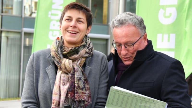 Astrid Rössler und Heinrich Schellhorn von den Salzburger Grünen (Bild: APA/BARBARA GINDL)