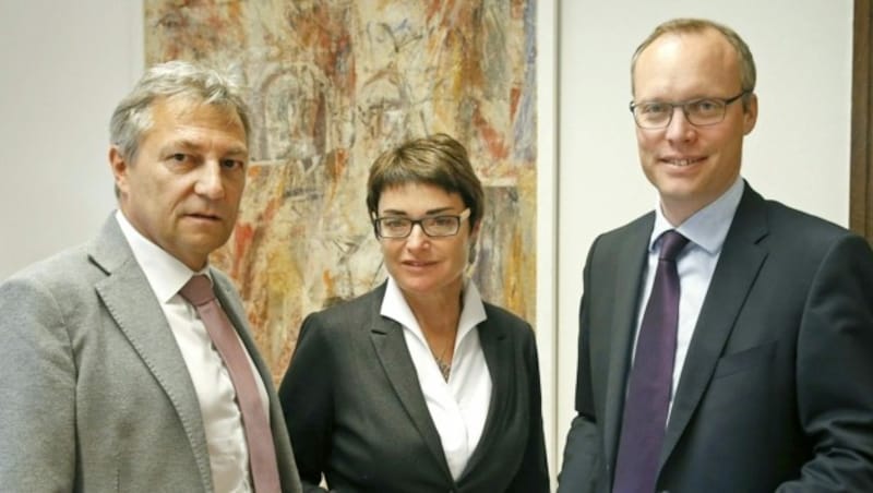 Kärntens Landeshauptmannstellvertreterin Beate Prettner mit Johann Lintner (GKK Kärnten, li.) und Hauptverbands-Vorsitzendem Alexander Biach (Bild: APA/GERT EGGENBERGER)