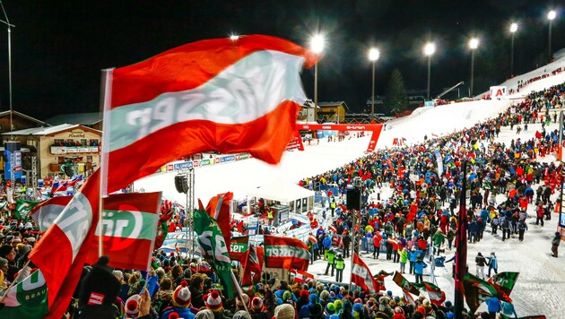 Fulminante Stimmung im Zielstadion der Ski-Damen in Flachau. Tausende Fans aus aller Welt waren angereist, um ihre Favoritinnen mit Fahnen und Tröten zu unterstützen. (Bild: Gerhard Schiel)