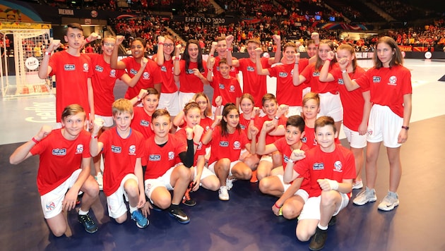 Starke Vorarlberger Beteiligung unter den Einlaufkindern beim historischen 32:28-Sieg des ÖHB-Teams in Wien gegen Nordmazedonien. (Bild: KRONENZEITUNG FOTO GERHARD GRADWOHL)