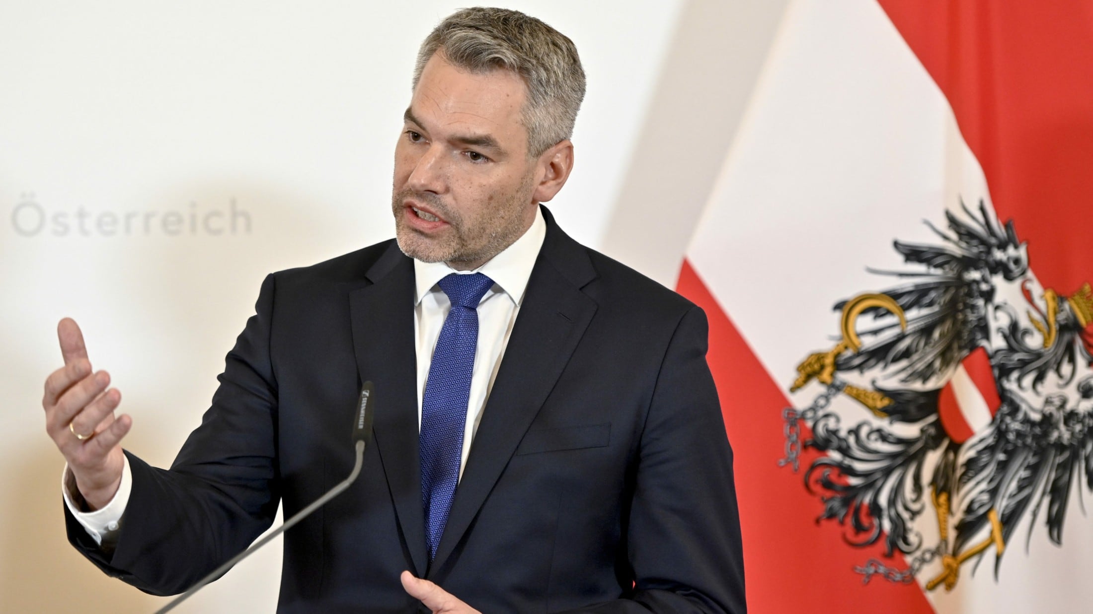 Minister stellt klar: - Keine neuen Asylzentren - aber grenznahe Verfahren  | krone.at
