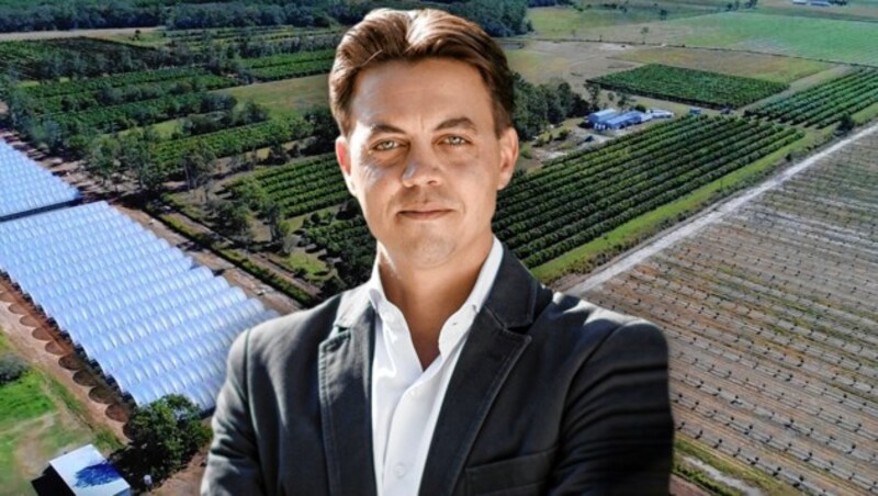 Die Firma Multikraft (am Bild Geschäftsführer Lukas Hader) hat einen Standort in Australien, ihre Farmer fürchten um ihre Höfe. (Bild: Privat, krone.at-Grafik)