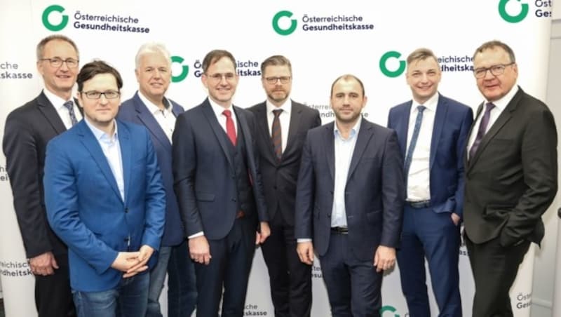 Von links, wieder mal ein Gruppenbild ohne Damen: Gerhard Mayr, Alexander Hagenauer (ÖGK-Generaldirektor-Stv.), Andreas Huss, Michael Pecherstorfer, Harald Schmadlbauer, Albert Maringer, Bernhard Wurzer (ÖGK-Generaldirektor), Matthias Krenn (Bild: ÖGK)