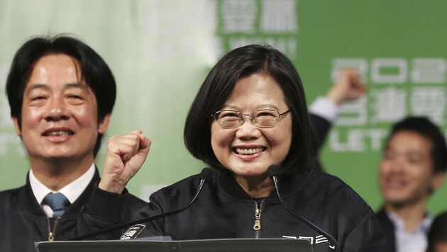 Taiwans Präsidentin Tsai Ing-wen und der gewählte Vizepräsident William Lai feiern Ing-wens Sieg bei der Präsidentschaftswahl mit Anhängern in der Hauptstadt Taipei. (Bild: AP)