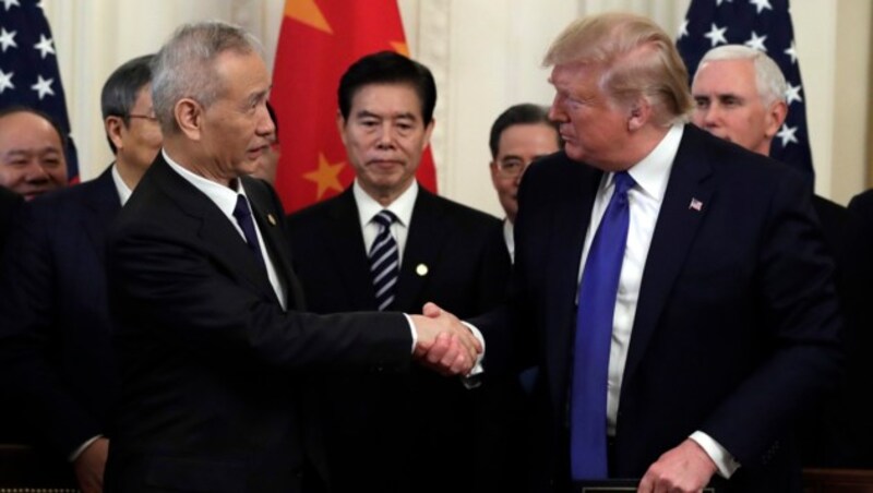 Der chinesische Vizepremier Liu He und Donald Trump beim Händeschütteln nach dem Unterzeichnen eines Handelsabkommens zwischen China und den USA im Weißen Haus. (Bild: AP)