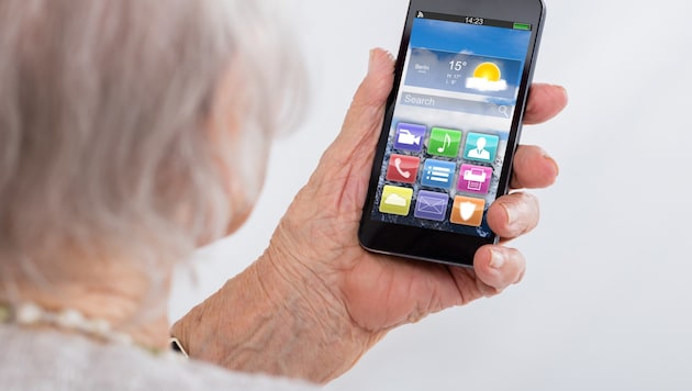 Older people often find it difficult to keep up with the progress of digitalization. (Bild: Andrey Popov/stock.adobe.com)