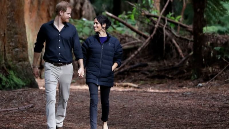 Prinz Harry und Herzogin Meghan bei einem Waldspaziergang in Neuseeland (Bild: Kirsty Wigglewsorth / PA / picturedesk.com)