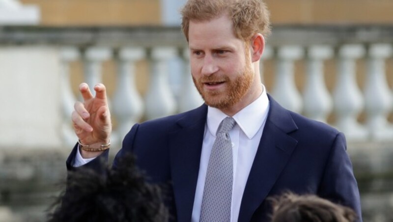 Prinz Harry zeigte sich trotz „Megxit“ professionell und plauderte beschwingt mit den Jugendlichen, die er im Buckingham-Palast getroffen hatte. (Bild: AP)