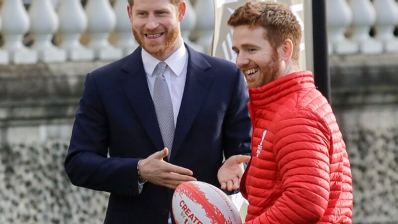 Prinz Harry beim seinem möglicherweise letztem Auftritt im Buckingham-Palast. (Bild: AP)