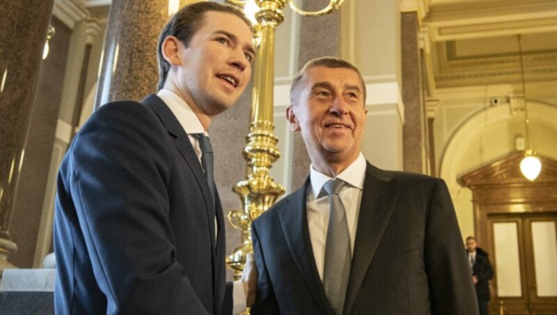 Bundeskanzler Kurz wurde von seinem tschechischen Amtskollegen Babis in dessen Amtssitz empfangen. (Bild: BUNDESKANZLERAMT/ARNO MELICHAREK)