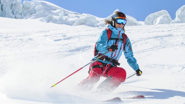 In Tirol wurde eine Skifahrerin von einem Snowboarder gerammt. Die junge Frau verletzte sich dabei, der Snowboarder suchte das Weite (Symbolbild). (Bild: ARochau/stock.adobe.com)
