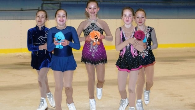 Sonia, Leni, Sophie, Giuliana und Isabella sind fünf von 60 „Flowerkids“ bei der Eiskunstlauf-EM. (Bild: © Elmar Gubisch)
