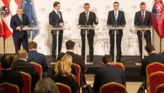 Ungarns Premier Viktor Orban, Bundeskanzler Sebastian Kurz, der tschechische Regierungschef Andrej Babis, der polnische Ministerpräsident Mateusz Morawiecki und der slowakische Premier Peter Pellegrini (v.l.) in Prag (Bild: AFP)