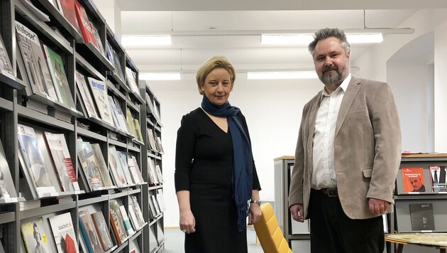 Großzügige Räume für die Kunstuni-Bibliothek: Rektorin Brigitte Hütter, Manfred Lechner, Bibliotheksdirektor (Bild: UfG)