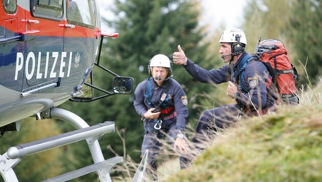 Nach dem Hinweis nahmen Bergrettung und die Alpinpolizei mit einem Hubschrauber die ursprünglich schon ergebnislos abgebrochene Suche wieder auf (Symbolbild). (Bild: BFI)