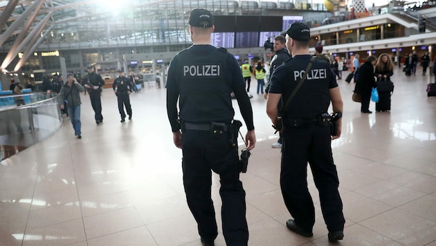 Polizeibeamte am Hamburger Flughafen (Bild: APA/dpa/Christian Charisius (Symbolbild))