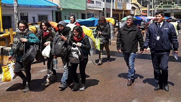Die peruanische Einwanderungsbehörde ließ fünf Touristen nach Bolivien abschieben. Hier sind sie am letzten Stück zur Grenze. (Bild: AFP)