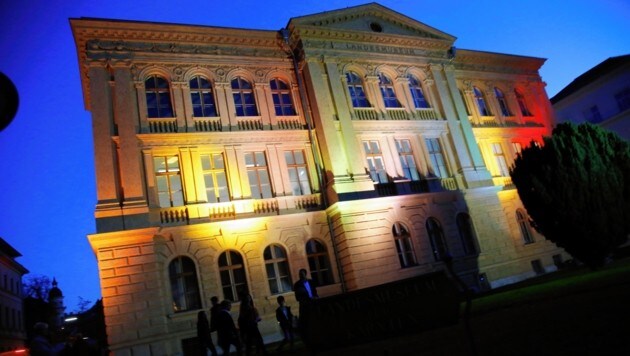 Bei der jährlichen „Langen Nacht der Museen“ erstrahlt das Landesmuseum in bunten Farben. (Bild: Uta Rojsek-Wiedergut)