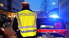 Die Polizei hatte rund um das Fußballspiel in Innsbruck alle Hände voll zu tun (Symbolbild).
