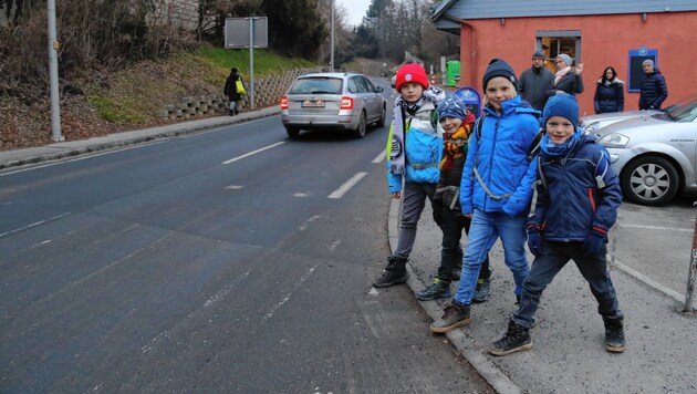 Paul, Felix, Paul und David dürfen jetzt wieder auf einen sicheren Schulweg hoffen. (Bild: Christian Jauschowetz)