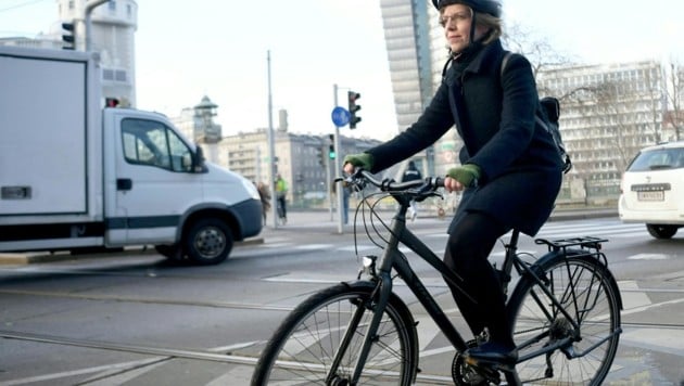 Für die grüne Umweltministerin Leonore Gewessler ist Österreich beim Umstieg auf E-Autos vorne mit dabei. Ins Büro fährt sie auch gerne einmal mit dem Fahrrad. (Bild: APA/HELMUT FOHRINGER)