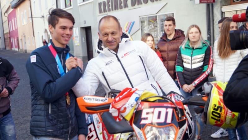 Als Geschenke erhielt der Rothenthurner unter anderem einen neuen Vertrag von „Kärnten Sport“ und für sein großes Hobby Motocross einen Gutschein für Trainingseinheiten mit Enduro-Urgestein Werner Müller, Vize-Weltmeister und mehrfacher Europameister. (Bild: Stadt Spittal/Christian Egger)